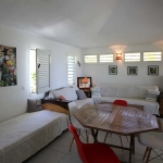 Grand salon avec mobilier design - Villa Caraïbes - Location de villas et maisons en Guadeloupe - www.villacaraibes.fr