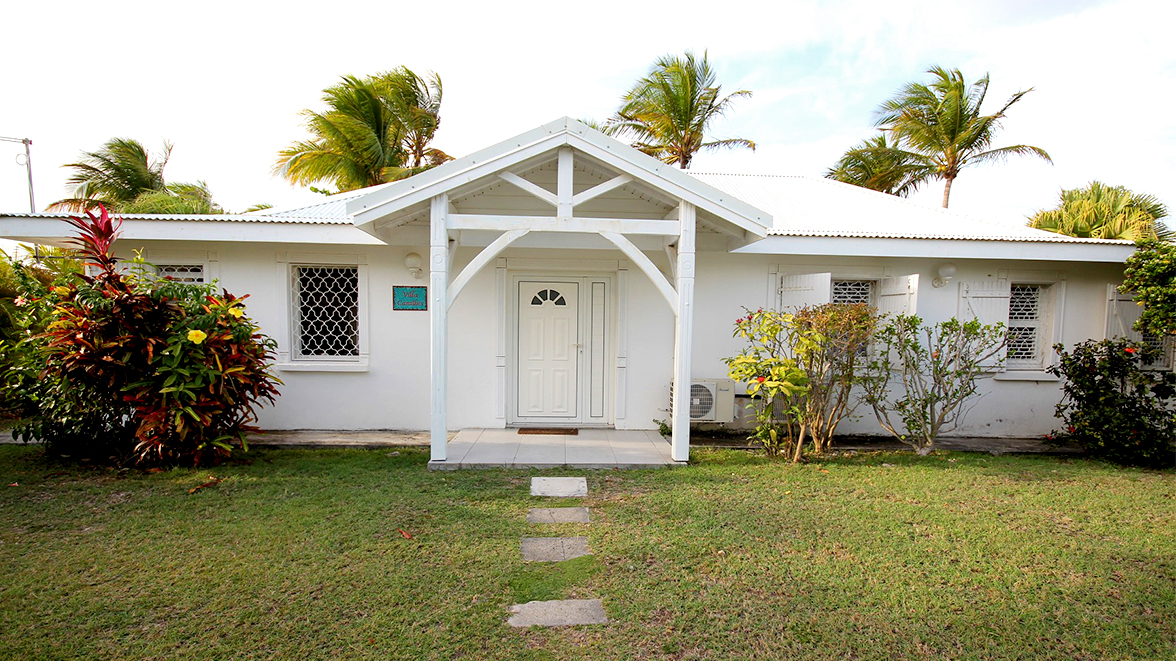 Villa Caraïbes depuis la rue - Villa Caraïbes - Location de villas et maisons en Guadeloupe - www.villacaraibes.fr
