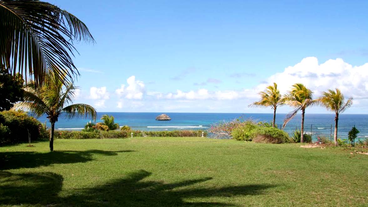 Vaste parc de 1600m² - Villa Caraïbes - Location de villas et maisons en Guadeloupe - www.villacaraibes.fr