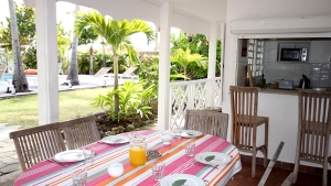 Espace repas avec accès à la cuisine - Villa Caraïbes - Location de villas et maisons en Guadeloupe - www.villacaraibes.fr