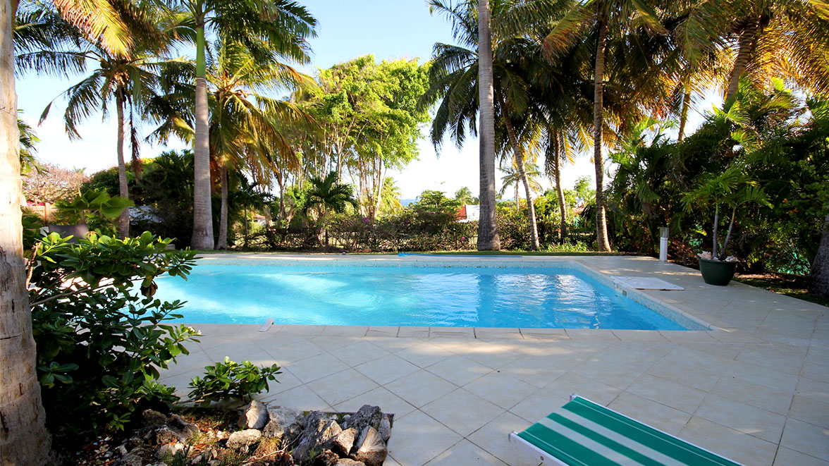 Piscine de 10m de long avec vue mer - Villa Caraïbes - Location de villas et maisons en Guadeloupe - www.villacaraibes.fr