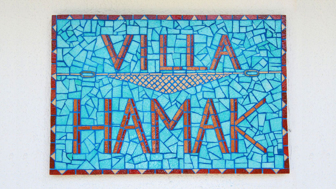 Plaque en mosaïque artisanale locale à l'entrée de la villa Hamak - Villa Caraïbes - Location de villas et maisons en Guadeloupe - www.villacaraibes.fr