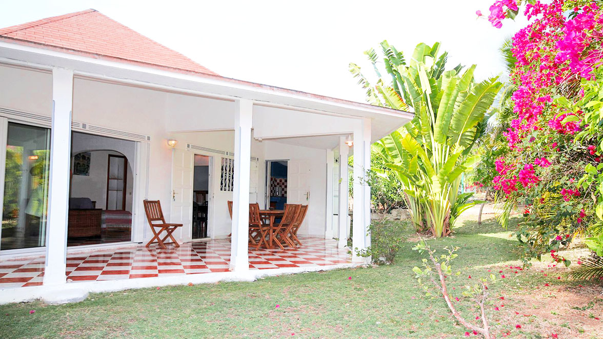 Jardin et terrasse couverte avec salon en bois exotique - Villa Caraïbes - Location de villas et maisons en Guadeloupe - www.villacaraibes.fr