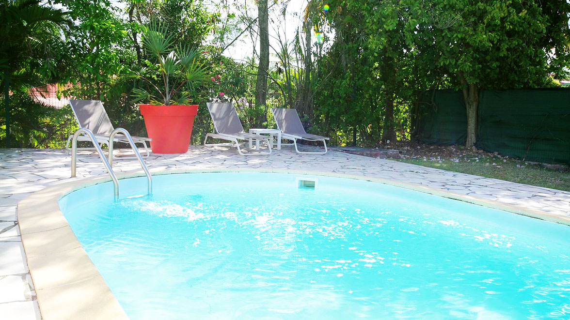 Piscine dans jardin arboré - Villa Caraïbes - Location de villas et maisons en Guadeloupe - www.villacaraibes.fr