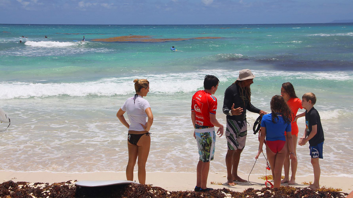 Cours de Surf à la plage du Helleux - Villas Caraïbes - Location de villas et maisons en Guadeloupe - www.villacaraibes.fr