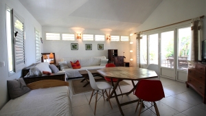 Salon spacieux et climatisé - Villa Caraïbes - Location de villas et maisons en Guadeloupe - www.villacaraibes.fr