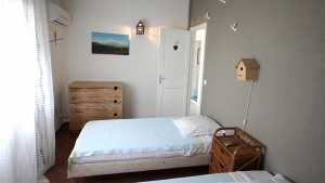 Chambre oiseaux avec salle de bain privative et climatisée - Villa Caraïbes - Location de villas et maisons en Guadeloupe - www.villacaraibes.fr