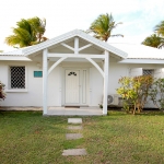 Villa Caraïbes depuis la rue - Villa Caraïbes - Location de villas et maisons en Guadeloupe - www.villacaraibes.fr