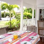 Espace repas avec accès à la cuisine - Villa Caraïbes - Location de villas et maisons en Guadeloupe - www.villacaraibes.fr
