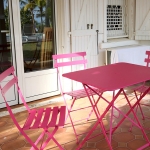 Espace au calme avec salon Fermob - Villa Caraïbes - Location de villas et maisons en Guadeloupe - www.villacaraibes.fr