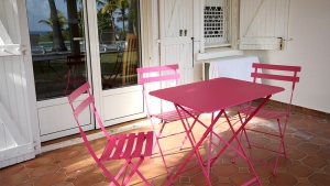 Espace au calme avec salon Fermob - Villa Caraïbes - Location de villas et maisons en Guadeloupe - www.villacaraibes.fr